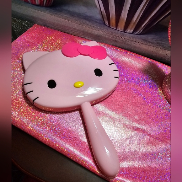 Hello Kitty Handheld Mirror! - Picture 6 of 6